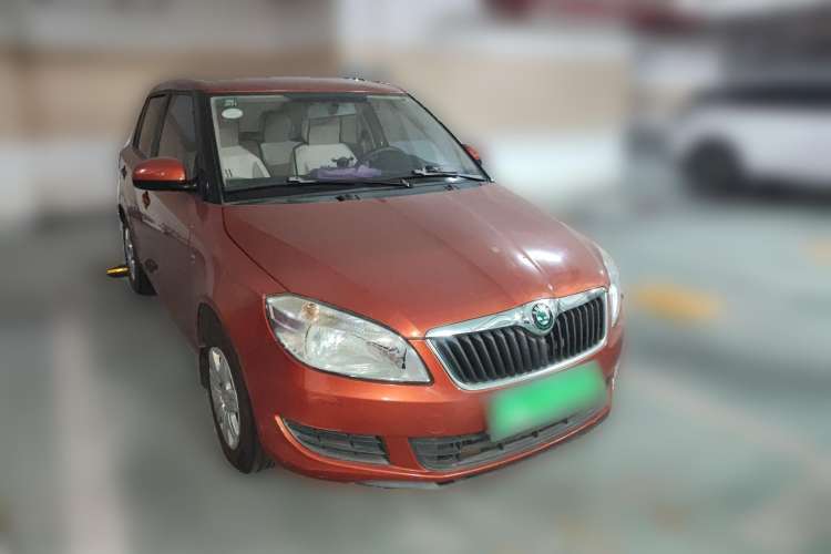 Used Skoda Fabia 2014 1.4L Manual Crystal Edition Front Right 45 Deg