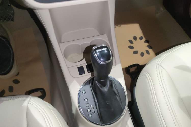 Used Skoda Fabia 2014 1.4L Automatic Crystal Edition Gear Lever