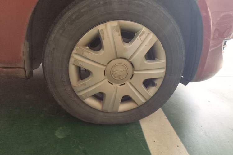 Used Skoda Fabia 2014 1.4L Automatic Crystal Edition Right Front Wheel Hub