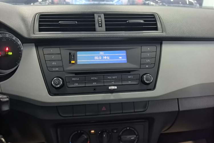 Used Skoda Fabia 2015 1.4L Automatic Front-Drive Model Audio And AC Panel
