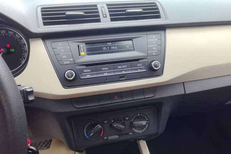 Used Skoda Fabia 2015 1.4L Automatic Chuanxing Edition Audio And AC Panel