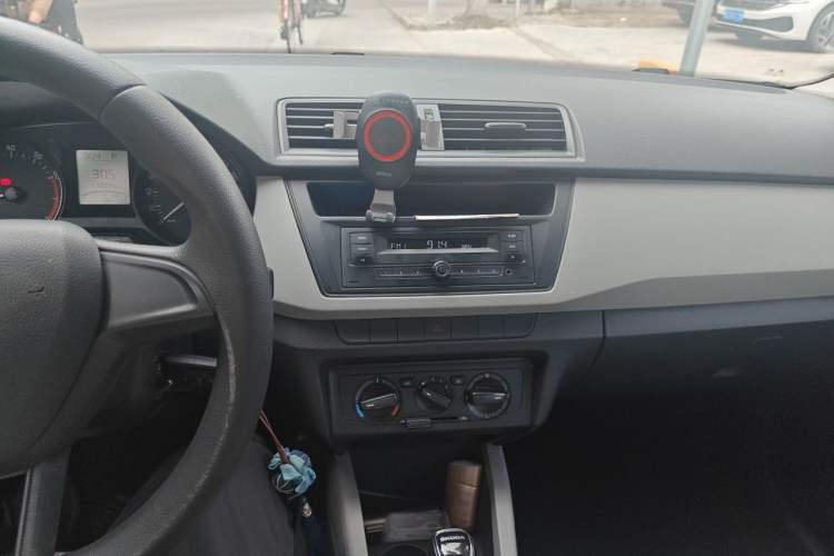 Used Skoda Fabia 2015 1.4L Automatic Front-Drive Model Audio And AC Panel