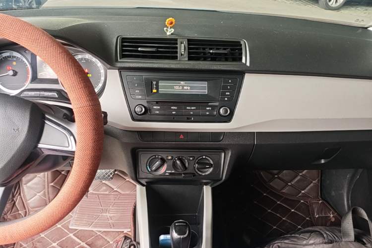 Used Skoda Fabia 2015 1.4L Automatic Front-Drive Model Audio And AC Panel