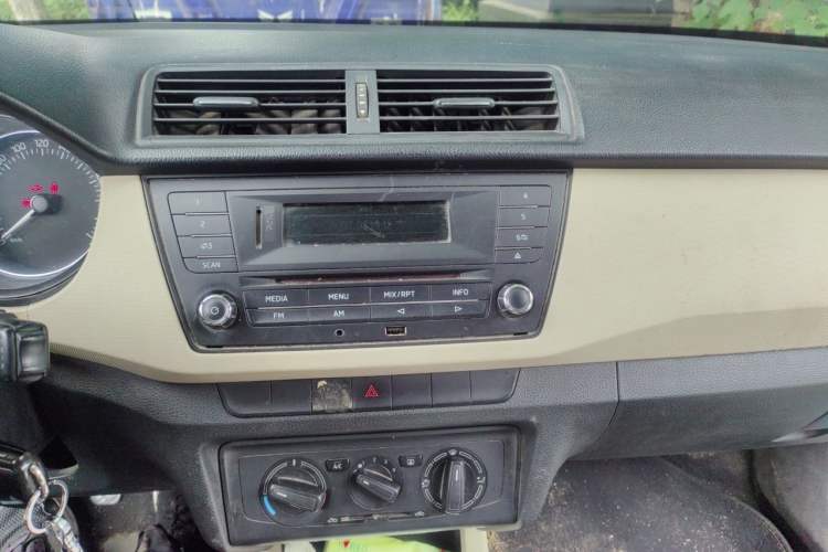 Used Skoda Fabia 2015 1.4L Manual Trend Edition Audio And AC Panel