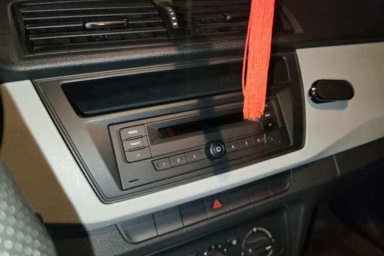 Used Skoda Fabia 2015 1.4L Automatic Front-Drive Model Audio And AC Panel