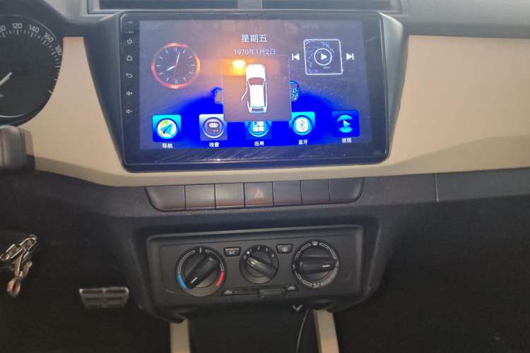 Used Skoda Fabia 2015 1.4L Automatic Chuanxing Edition Audio And AC Panel