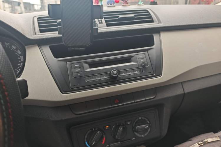 Used Skoda Fabia 2015 1.4L Manual Front-Wheel Drive Model Audio And AC Panel