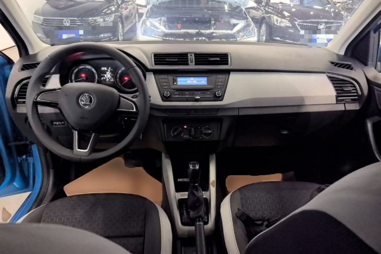 Used Skoda Fabia 2015 1.4L Automatic Front-Drive Model Center Console