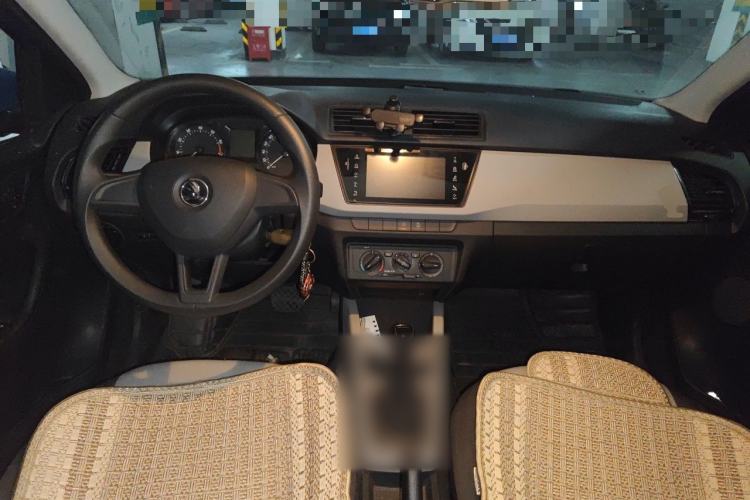 Used Skoda Fabia 2015 1.4L Automatic Front-Drive Model Center Console