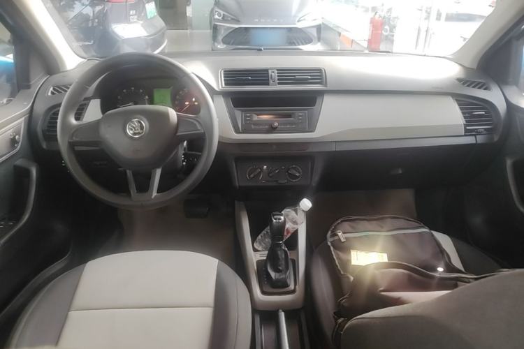 Used Skoda Fabia 2015 1.4L Automatic Front-Drive Model Center Console