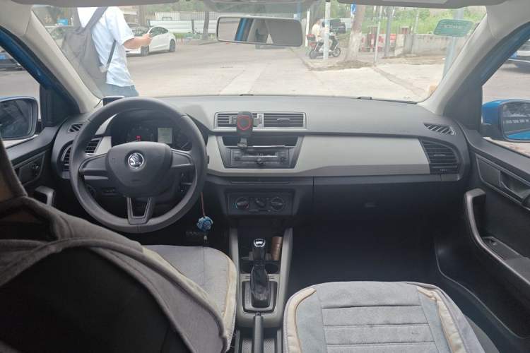 Used Skoda Fabia 2015 1.4L Automatic Front-Drive Model Center Console