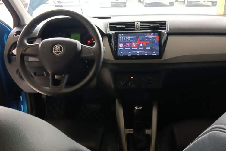 Used Skoda Fabia 2015 1.4L Automatic Front-Drive Model Center Console