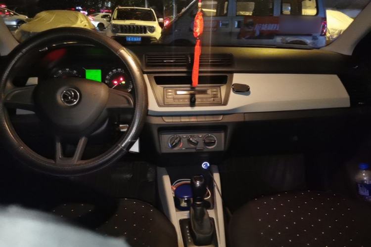 Used Skoda Fabia 2015 1.4L Automatic Front-Drive Model Center Console
