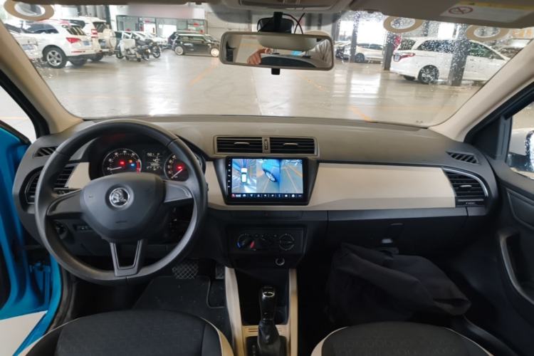 Used Skoda Fabia 2015 1.4L Automatic Chuanxing Edition Center Console