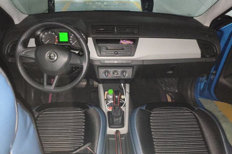 Used Skoda Fabia 2015 1.4L Automatic Front-Drive Model Center Console