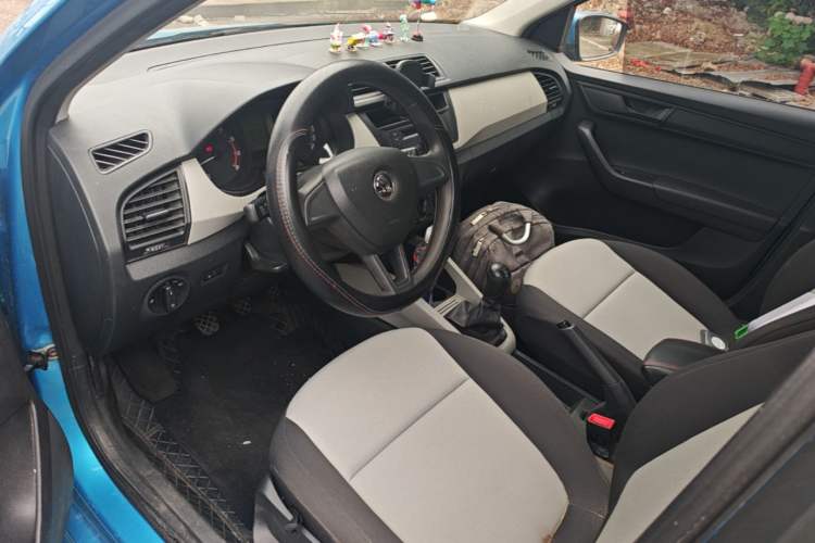 Used Skoda Fabia 2015 1.4L Manual Front-Wheel Drive Model Center Console