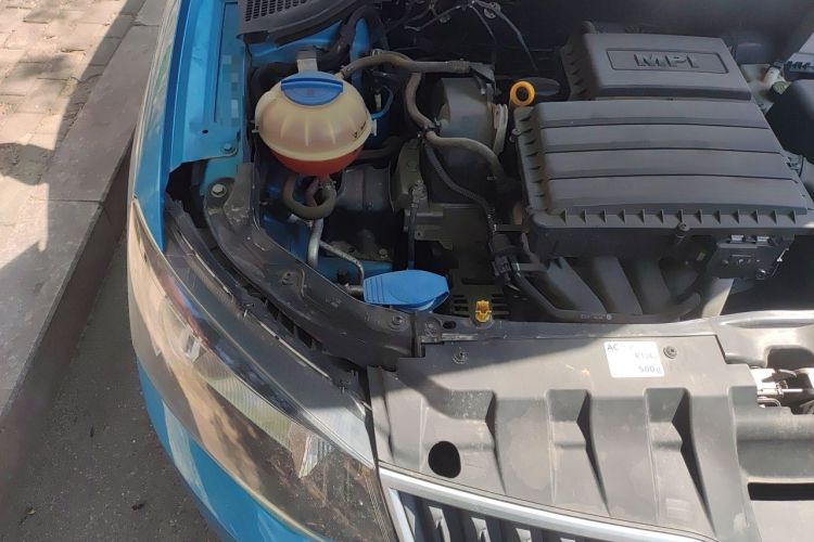 Used Skoda Fabia 2015 1.4L Manual Front-Wheel Drive Model Engine Bay Right