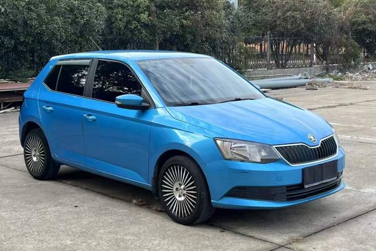 Used Skoda Fabia 2015 1.4L Automatic Front-Drive Model Exterior 2