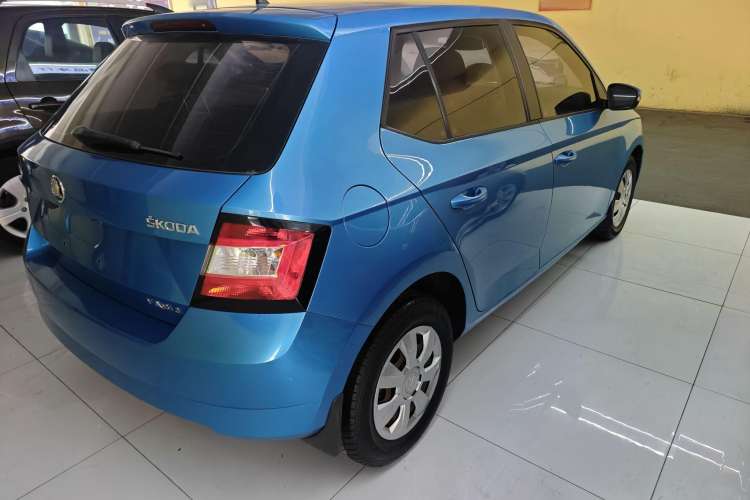 Used Skoda Fabia 2015 1.4L Automatic Front-Drive Model Exterior 2