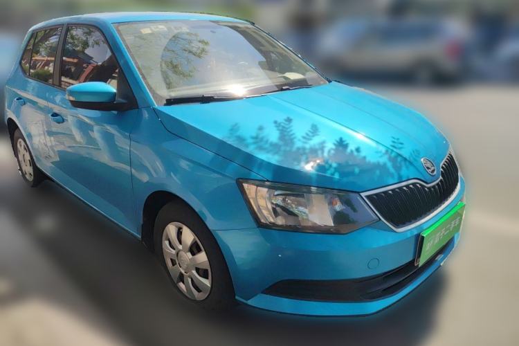 Used Skoda Fabia 2015 1.4L Manual Front-Wheel Drive Model Front Right 45 Deg
