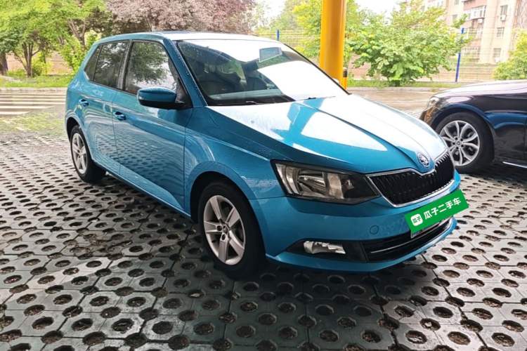 Used Skoda Fabia 2015 1.4L Automatic Front-Drive Model Front Right 45 Deg