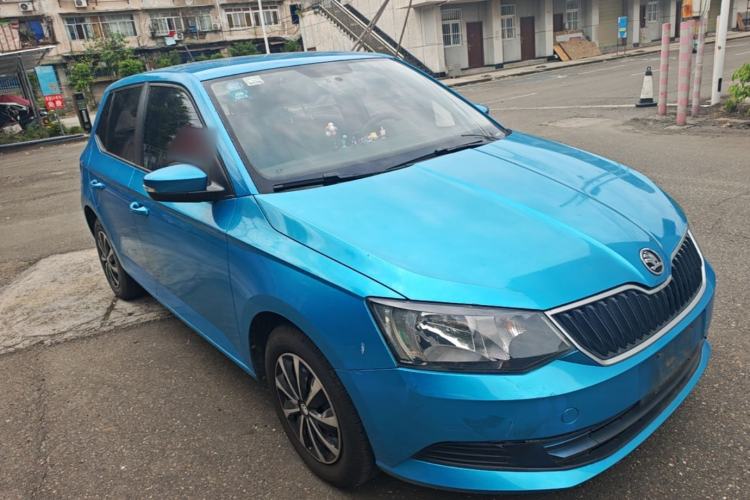 Used Skoda Fabia 2015 1.4L Manual Front-Wheel Drive Model Front Right 45 Deg