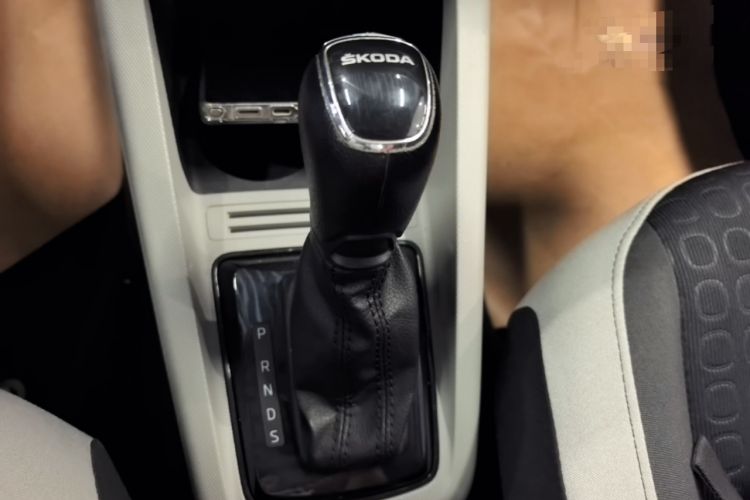 Used Skoda Fabia 2015 1.4L Automatic Front-Drive Model Gear Lever