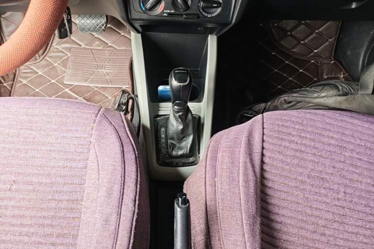 Used Skoda Fabia 2015 1.4L Automatic Front-Drive Model Gear Lever
