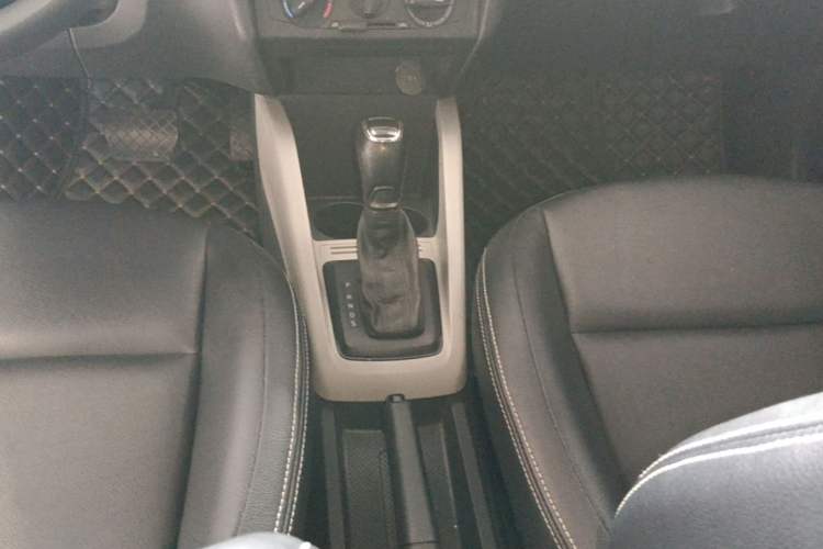 Used Skoda Fabia 2015 1.4L Automatic Front-Drive Model Gear Lever