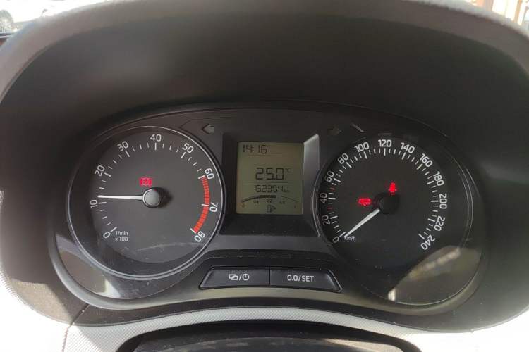 Used Skoda Fabia 2015 1.4L Manual Front-Wheel Drive Model Instrument Cluster