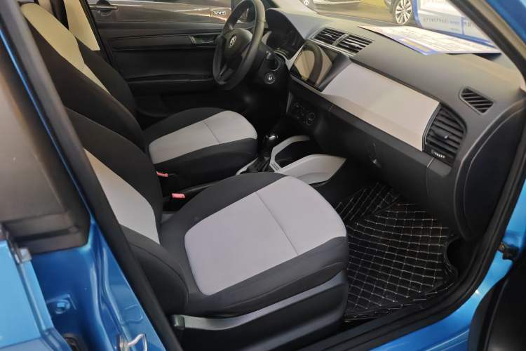 Used Skoda Fabia 2015 1.4L Automatic Front-Drive Model Interior 4