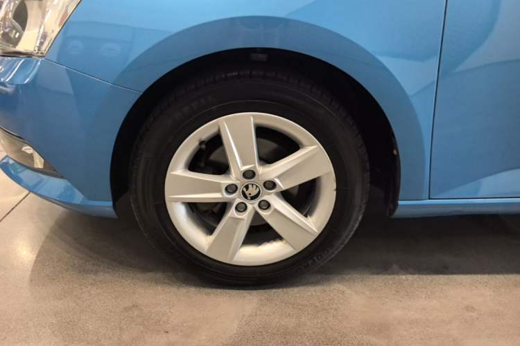 Used Skoda Fabia 2015 1.4L Automatic Front-Drive Model Left Front Wheel Hub