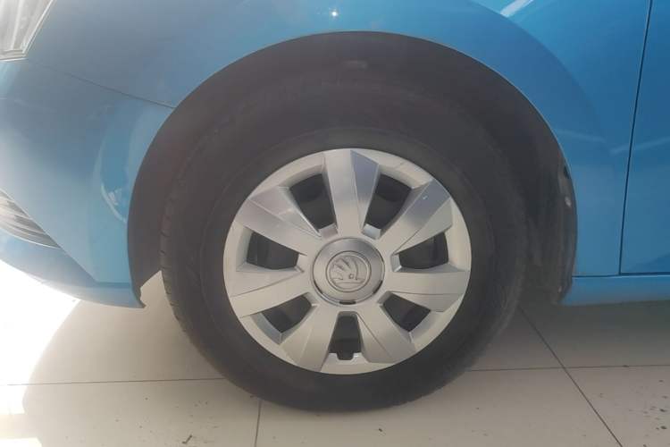 Used Skoda Fabia 2015 1.4L Automatic Front-Drive Model Left Front Wheel Hub