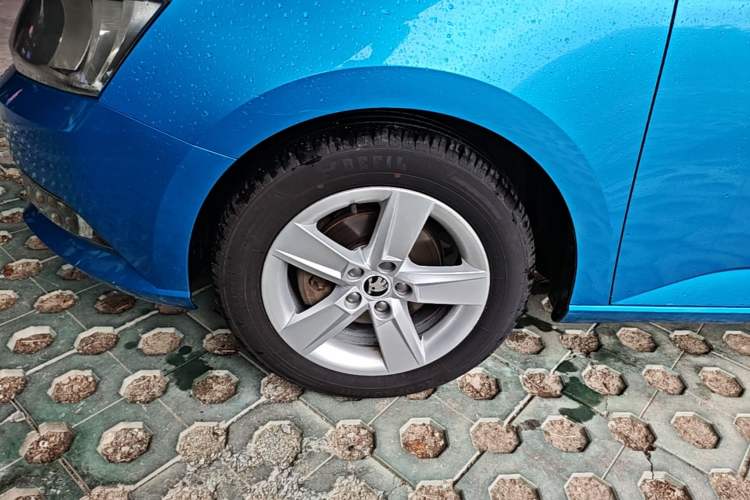 Used Skoda Fabia 2015 1.4L Automatic Front-Drive Model Left Front Wheel Hub