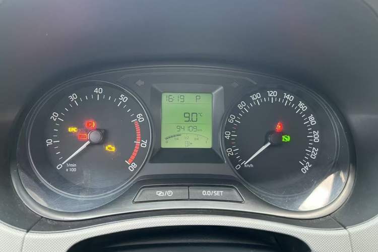 Used Skoda Fabia 2015 1.4L Automatic Front-Drive Model Odometer Close Up