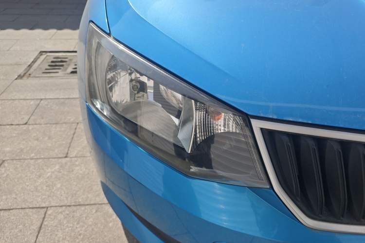 Used Skoda Fabia 2015 1.4L Automatic Front-Drive Model Right Front Headlight