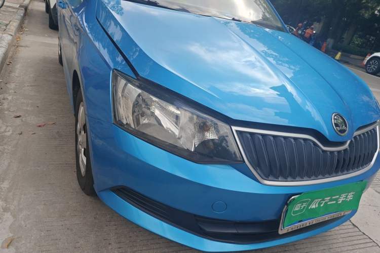 Used Skoda Fabia 2015 1.4L Automatic Front-Drive Model Right Front Headlight