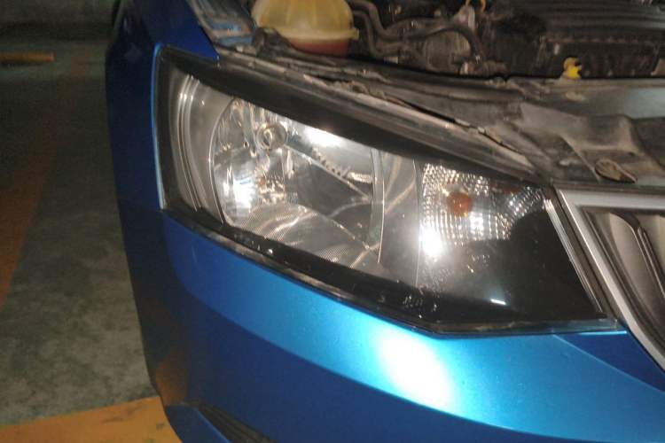 Used Skoda Fabia 2015 1.4L Automatic Front-Drive Model Right Front Headlight