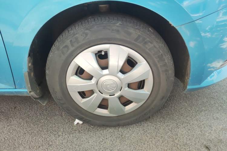 Used Skoda Fabia 2015 1.4L Manual Front-Wheel Drive Model Right Front Wheel Hub