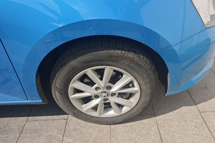 Used Skoda Fabia 2015 1.4L Automatic Front-Drive Model Right Front Wheel Hub