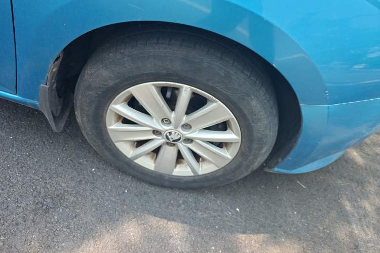Used Skoda Fabia 2015 1.4L Manual Front-Wheel Drive Model Right Front Wheel Hub