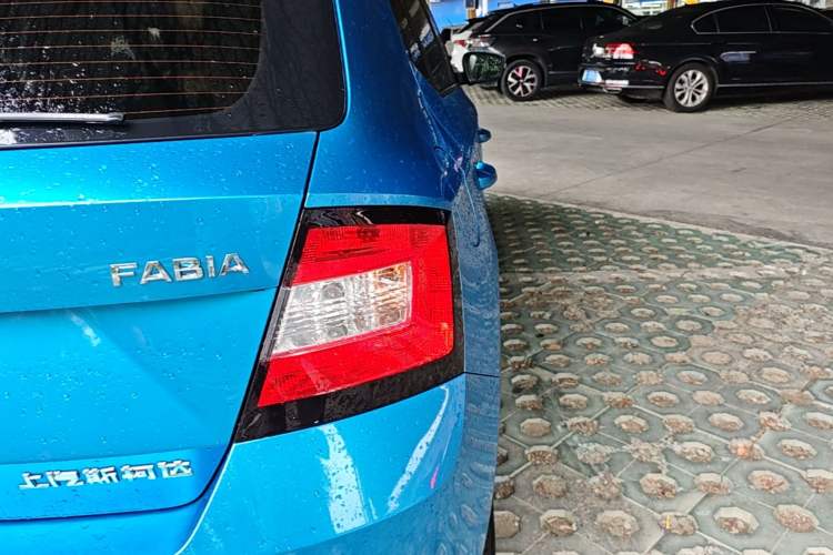 Used Skoda Fabia 2015 1.4L Automatic Front-Drive Model Right Rear Taillight