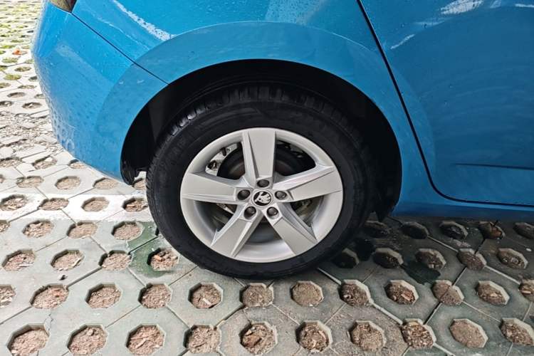 Used Skoda Fabia 2015 1.4L Automatic Front-Drive Model Right Rear Wheel Hub