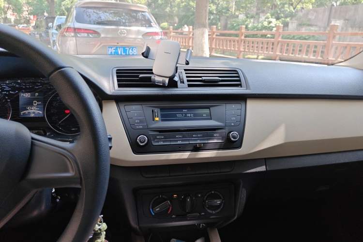 Used Skoda Fabia 2015 1.6L Automatic Chuanxing Edition Audio And AC Panel