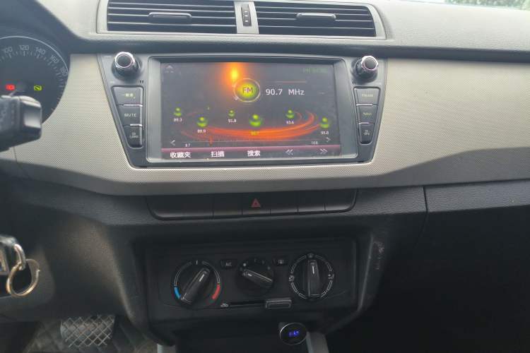 Used Skoda Fabia 2015 1.4L Automatic Chuanxing Edition Audio And AC Panel