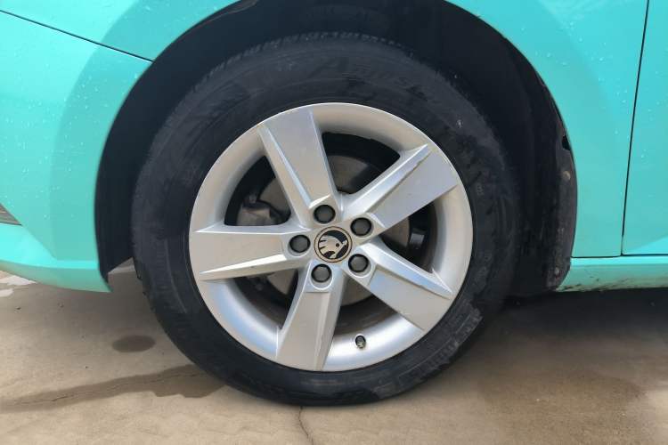 Used Skoda Fabia 2015 1.4L Automatic Chuanxing Edition Left Front Wheel Hub