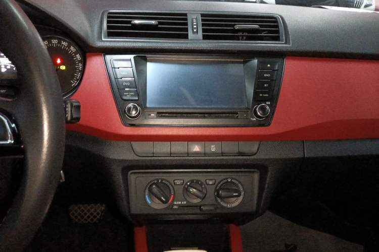 Used Skoda Fabia 2015 1.6L Automatic Sport Edition Audio And AC Panel