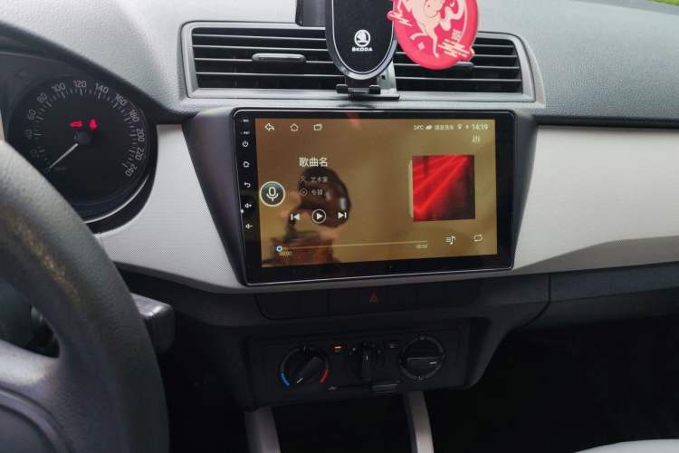 Used Skoda Fabia 2015 1.4L Manual Front-Wheel Drive Model Audio And AC Panel