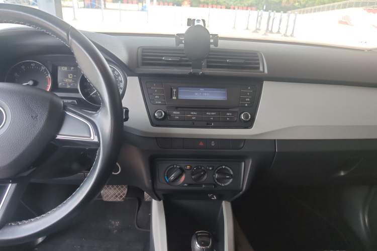 Used Skoda Fabia 2015 1.6L Automatic Sport Edition Audio And AC Panel
