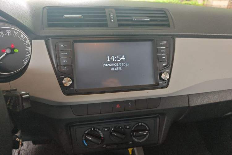 Used Skoda Fabia 2015 1.6L Automatic Sport Edition Audio And AC Panel